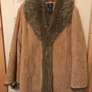 Beautiful leather coat . Size Lg